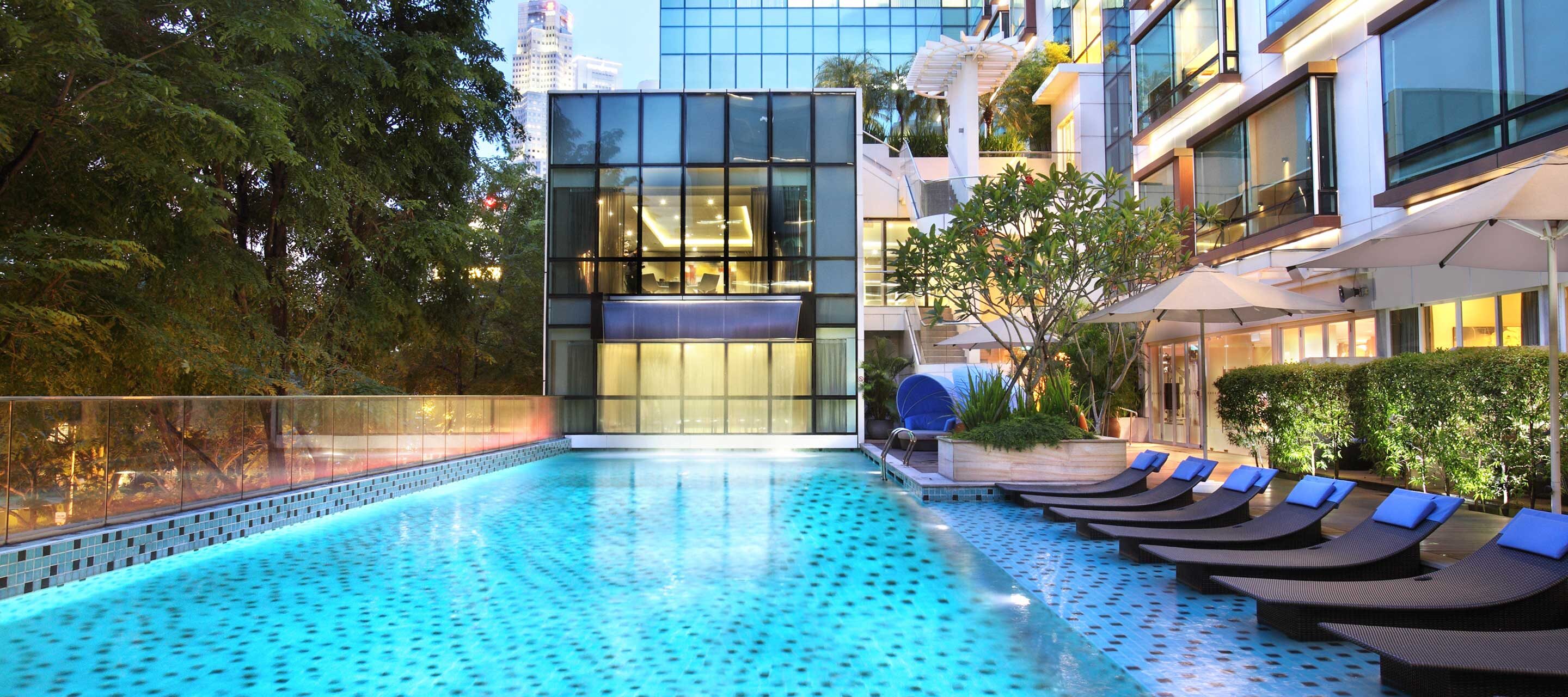 Park Regis Singapore swimming pool